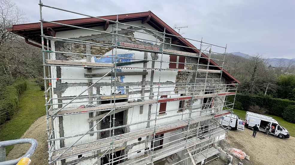 Travaux de renforcement de pignon sur grande maison (64)