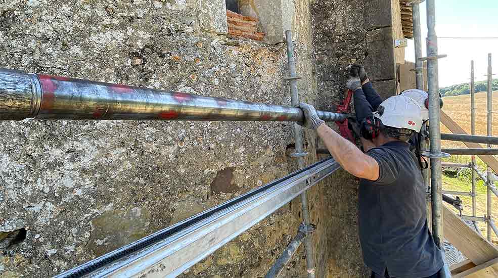 Réalisation de tirants forés sur l’église de Mauriet (32)